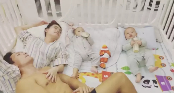 Gần đây nhất, khi Kim Lý hát cho con nghe thì Hà Hồ khẽ khàng đặt tay lên ngực anh - hành động 'đánh dấu chủ quyền' ý nhị nhưng cực kỳ tình cảm.