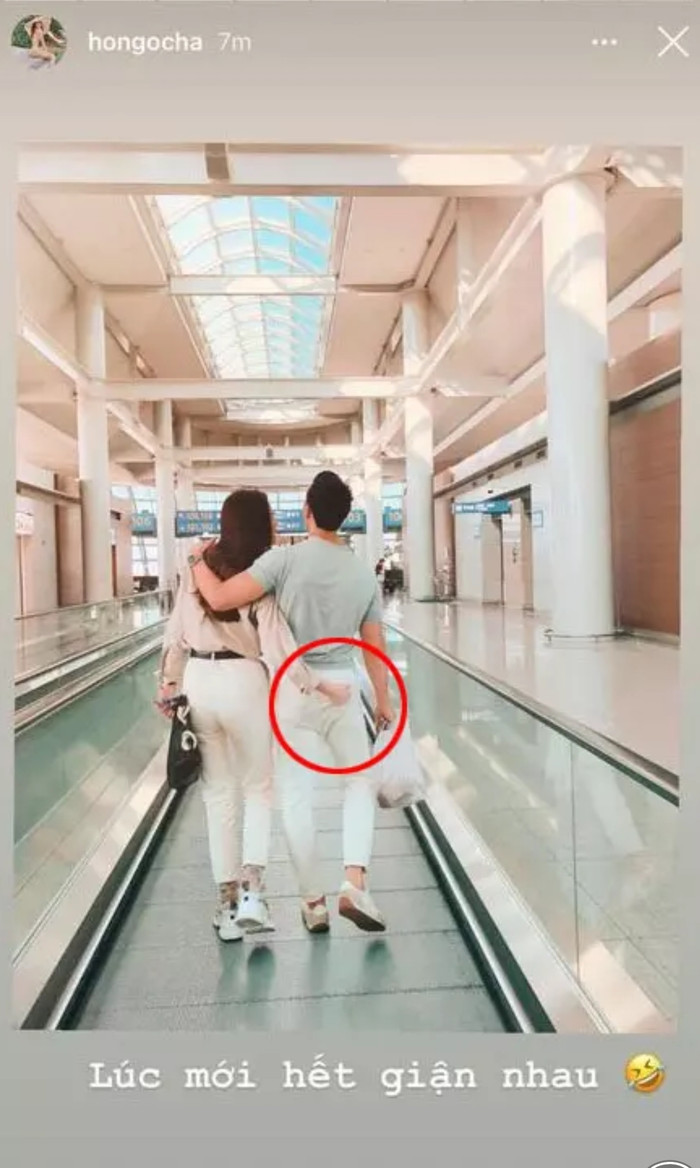 Cả hai người đều có sở thích 'tập kích' vòng 3 của đối phương. Bàn tay 'hư hỏng' khiến fan thích thú