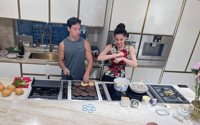 Vị khách khó tính này khiến Kim Lý và Hà Hồ từ bỏ sự 'sang chảnh' để vào bếp Ảnh 2