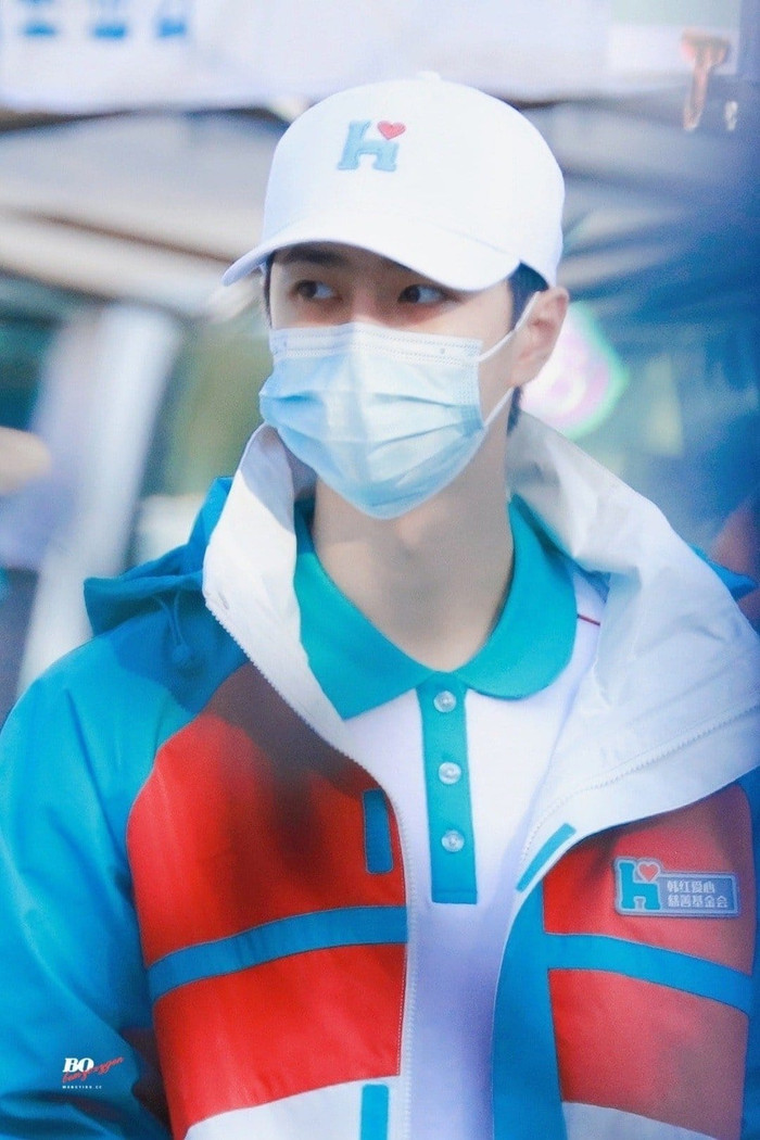 Vương Nhất Bác khiến fan 'lụi tim' với khoảnh khắc ẵm em nhỏ trong lúc đi Trịnh Châu cứu trợ Ảnh 16