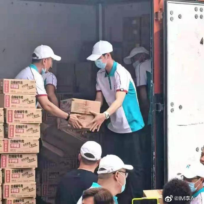 Vương Nhất Bác khiến fan 'lụi tim' với khoảnh khắc ẵm em nhỏ trong lúc đi Trịnh Châu cứu trợ Ảnh 10