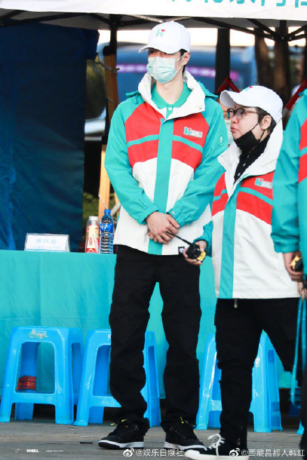 Vương Nhất Bác khiến fan 'lụi tim' với khoảnh khắc ẵm em nhỏ trong lúc đi Trịnh Châu cứu trợ Ảnh 9