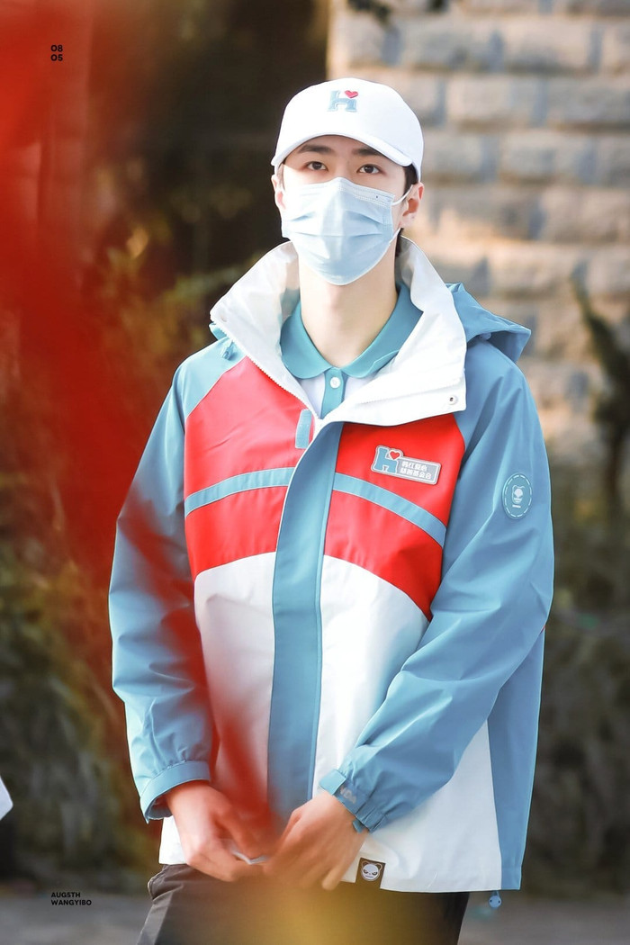 Vương Nhất Bác khiến fan 'lụi tim' với khoảnh khắc ẵm em nhỏ trong lúc đi Trịnh Châu cứu trợ Ảnh 17