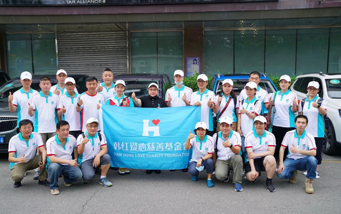 Vương Nhất Bác khiến fan 'lụi tim' với khoảnh khắc ẵm em bé trong lúc đi Trịnh Châu cứu trợ