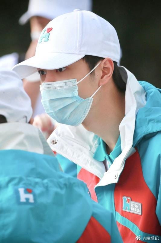 Vương Nhất Bác khiến fan 'lụi tim' với khoảnh khắc ẵm em nhỏ trong lúc đi Trịnh Châu cứu trợ Ảnh 8