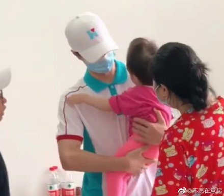 Khoảnh khắc Vương Nhất Bác ẵm em nhỏ khiến fan lụi tim.