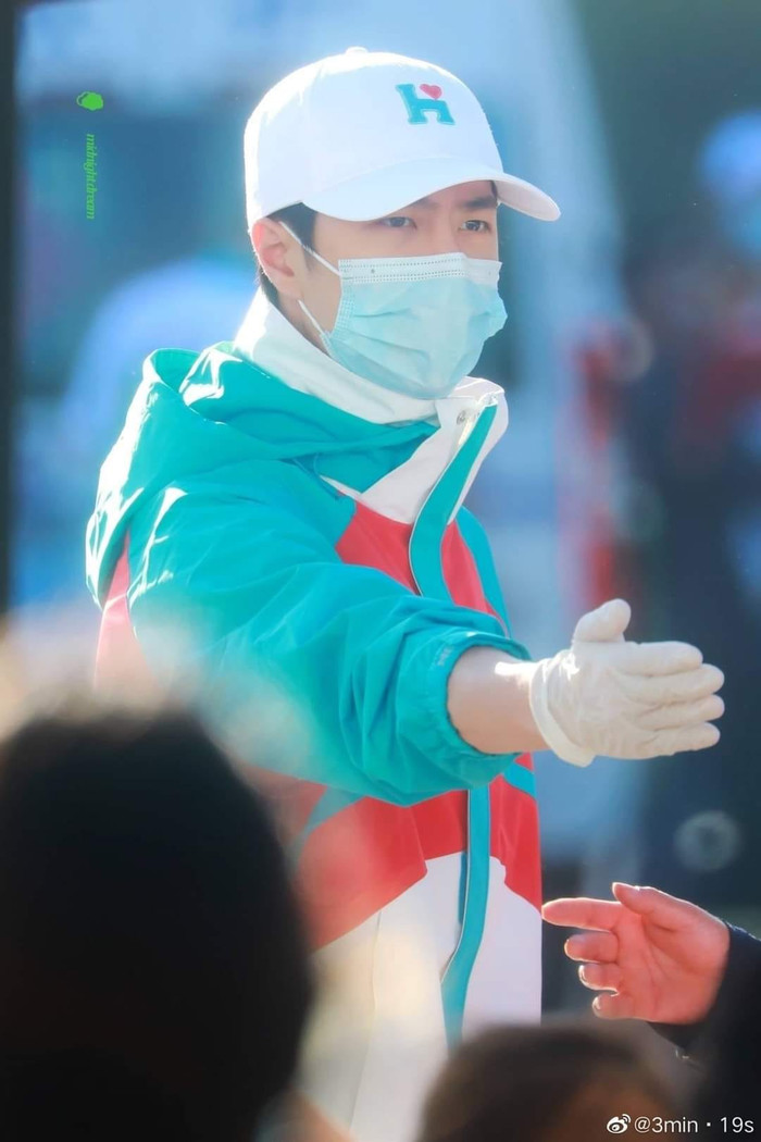 Vương Nhất Bác khiến fan 'lụi tim' với khoảnh khắc ẵm em nhỏ trong lúc đi Trịnh Châu cứu trợ Ảnh 7