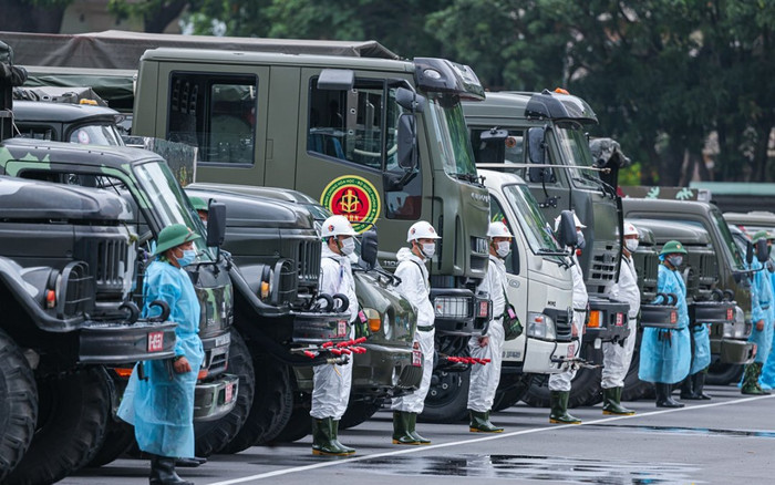 Cận cảnh Quân đội phun khử khuẩn toàn bộ TP.HCM Ảnh 2