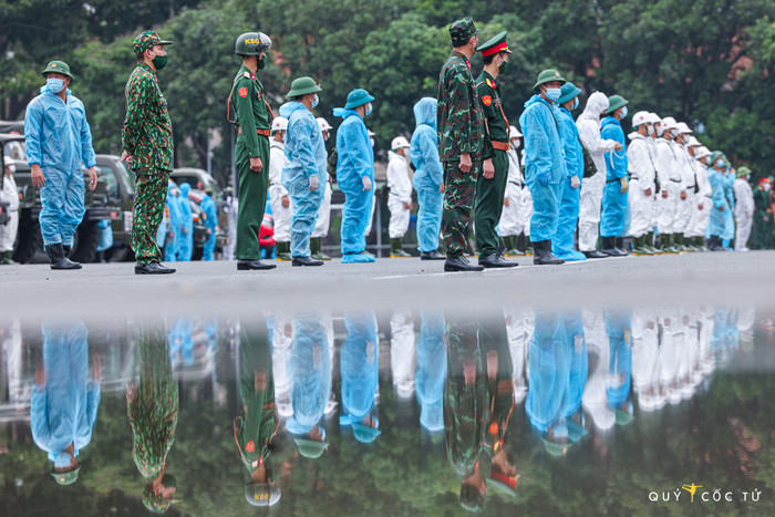 Các chiến sỹ Lữ đoàn phòng hoá 87 thuộc Binh chủng hóa học và Tiểu đoàn phòng hoá 38 của Quân khu 7 trước giờ làm nhiệm vụ.