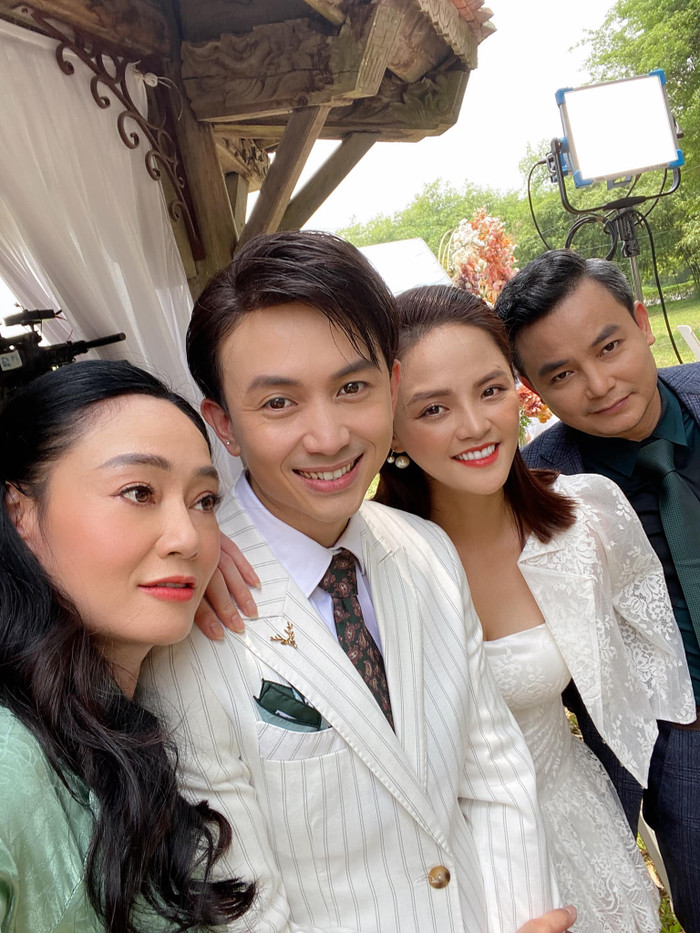 Thu Quỳnh và Anh Vũ diện đồ tone sur tone thật đẹp đôi