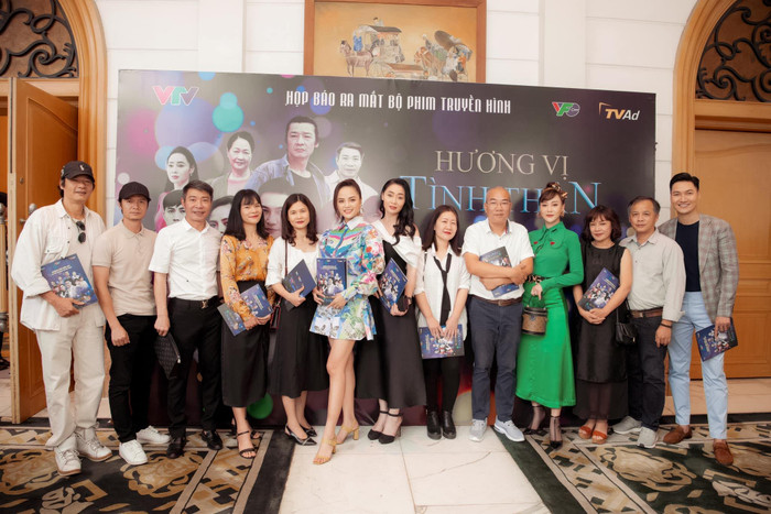 Loạt ảnh hậu trường mới của 'Hương vị tình thân': Đám cưới ngoài trời, cả nhà còn cùng nhau đi biển Ảnh 4