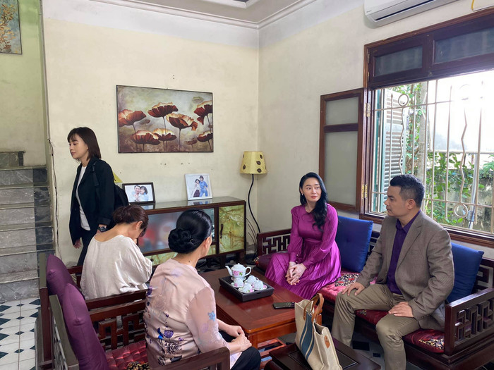 Hai bên gia đình có chuyện gì mà căng thẳng vậy?