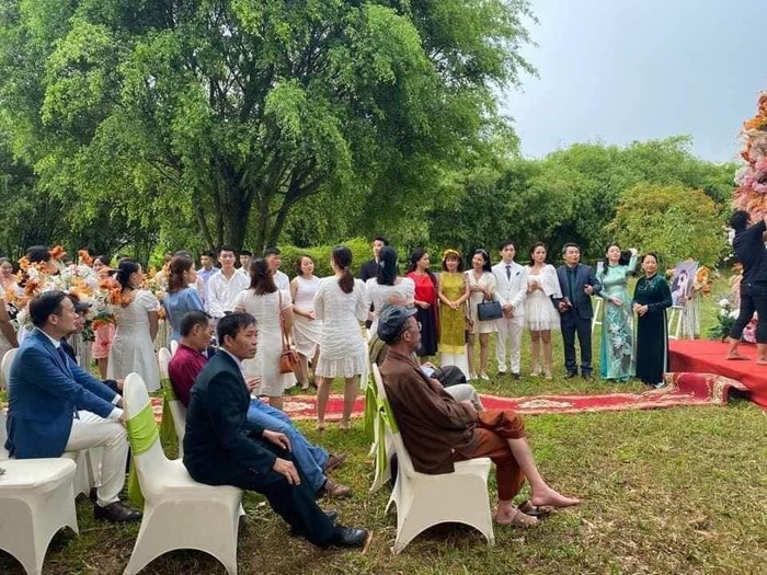 Có thể đoán được đây có lẽ là địa điểm tổ chức đám cưới của Long và Nam. Tất cả dàn diễn viên ai cũng diện đồ xúng xính, vui vẻ chỉ tiếc rằng hai nhân vật chính chưa lộ diện