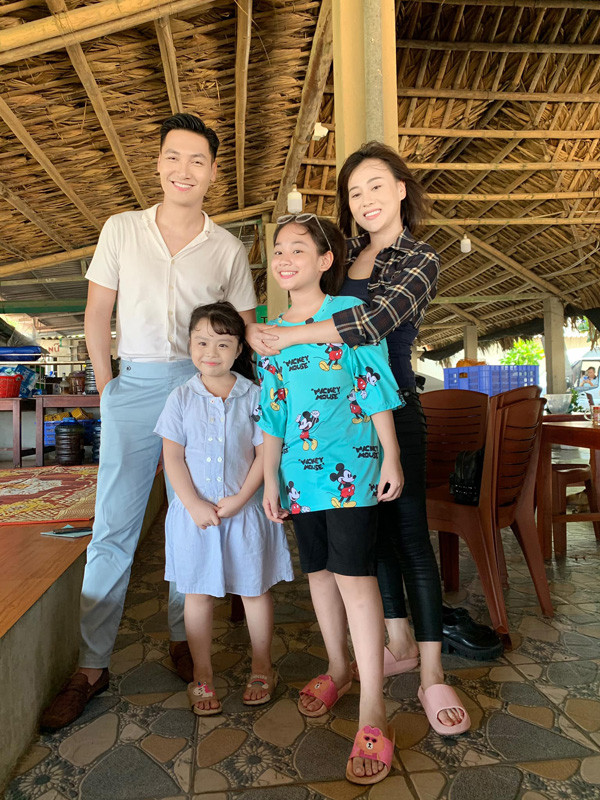 4 diễn viên vui vẻ chụp ảnh ở hậu trường phim