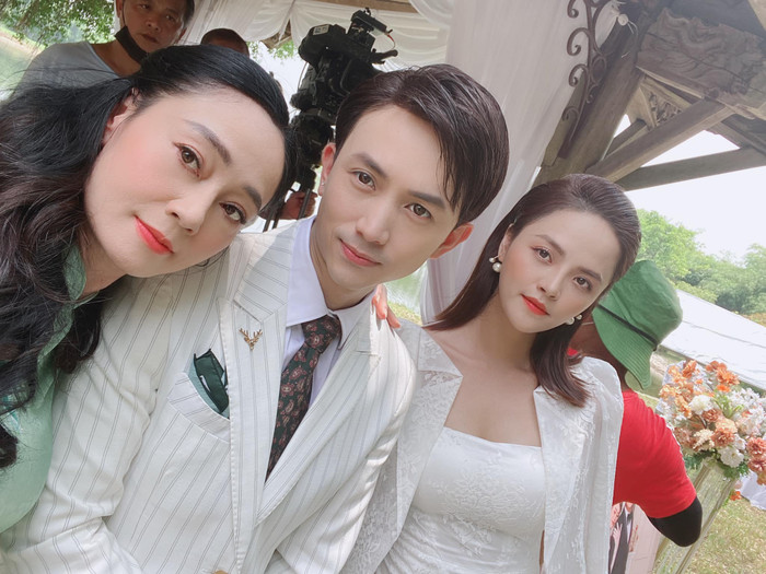 Anh Vũ chiếm trọn spotlight bên cạnh vợ và mẹ ruột