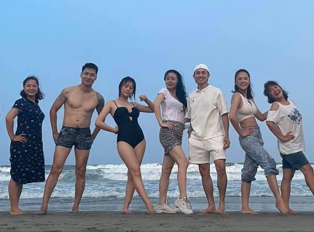 'Khúc giò' Phương Nam diện bikini nóng bỏng, Hoàng Long khoe 6 múi. Thật tò mò về cảnh phim được quay ở biển này bởi dường như tất cả các diễn viên đều có mặt ở đây