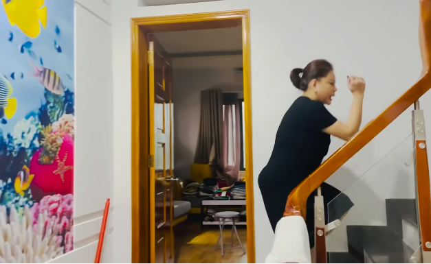 Lê giang chạy bộ trong nhà tập thể dục.