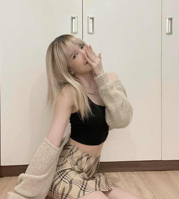 Thiều Bảo Trâm 'điệu đàng' pose dáng trước ống kính, mặc áo cardigan màu be kiểu nửa kín nửa hở