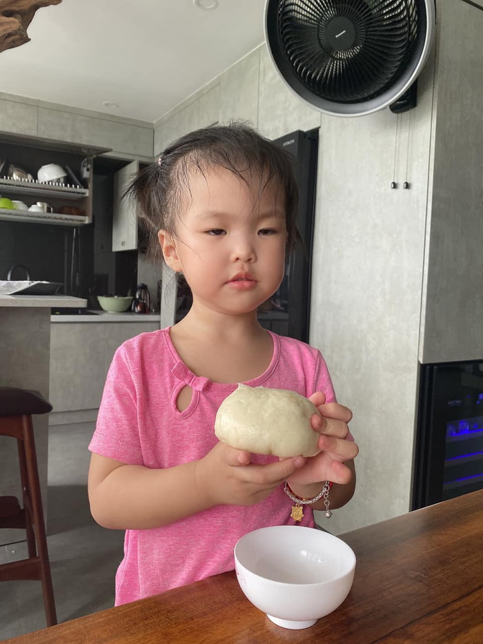 Nhưng hình đẹp đâu không thấy, chỉ thấy Lê Phương đã chụp cho con gái một bức ảnh không thể 'dìm hàng' hơn.