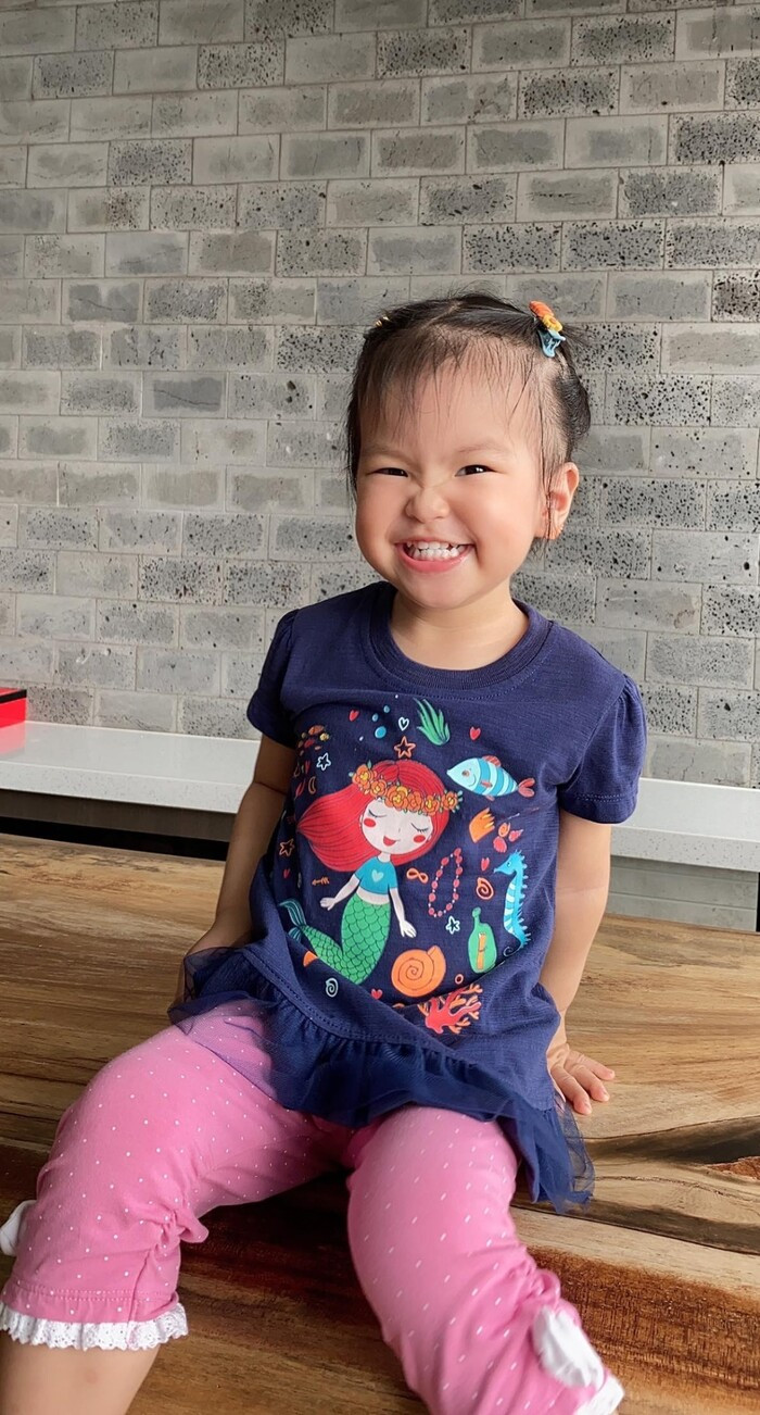 bên dưới những hình ảnh của bé Bông, ai nấy đều cho rằng điệu cười tươi rói của cô bé có khả năng khiến mọi người nhìn cũng sẽ thấy vui vẻ và khoái chí theo.