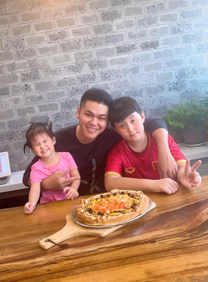 Nhiều người cho rằng bé Bông có nhiều nét giống ba hơn giống mẹ.