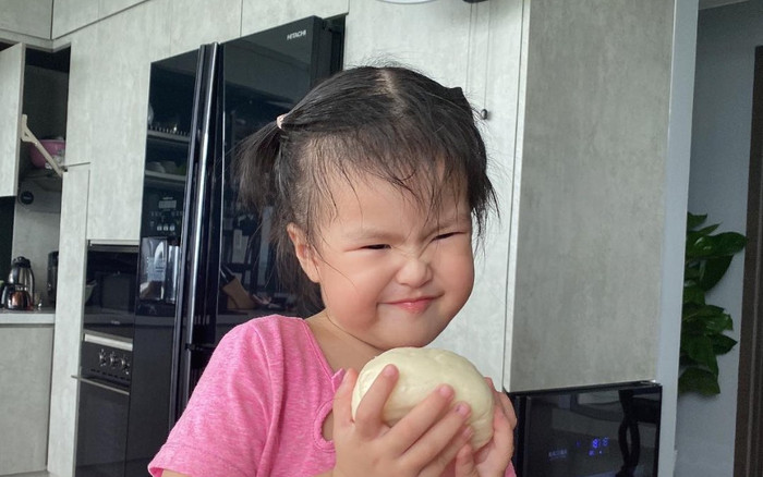 Lê Phương khoe con gái mới 2 tuổi đã biết phụ mẹ làm bánh, ai nhìn cũng cưng Ảnh 2