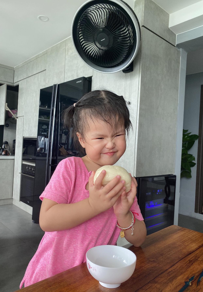 Lê Phương khoe ảnh con gái mới 2 tuổi đã biết phụ mẹ làm bánh, ai nhìn cũng cưng.