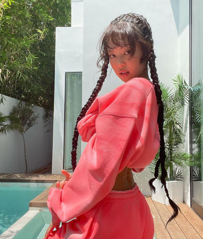 Dân tình như phát sốt với visual đậm chất gái phương Tây cùng vòng eo đẹp không mỡ thừa của Jennie