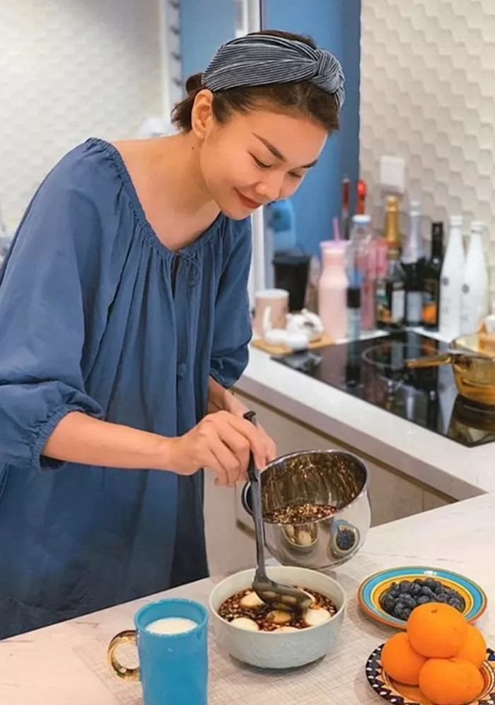 Thanh Hằng ăn mặc kín đáo nhưng vẫn vô cùng đẹp mắt, thoải mái khi vào bếp ngày dịch.