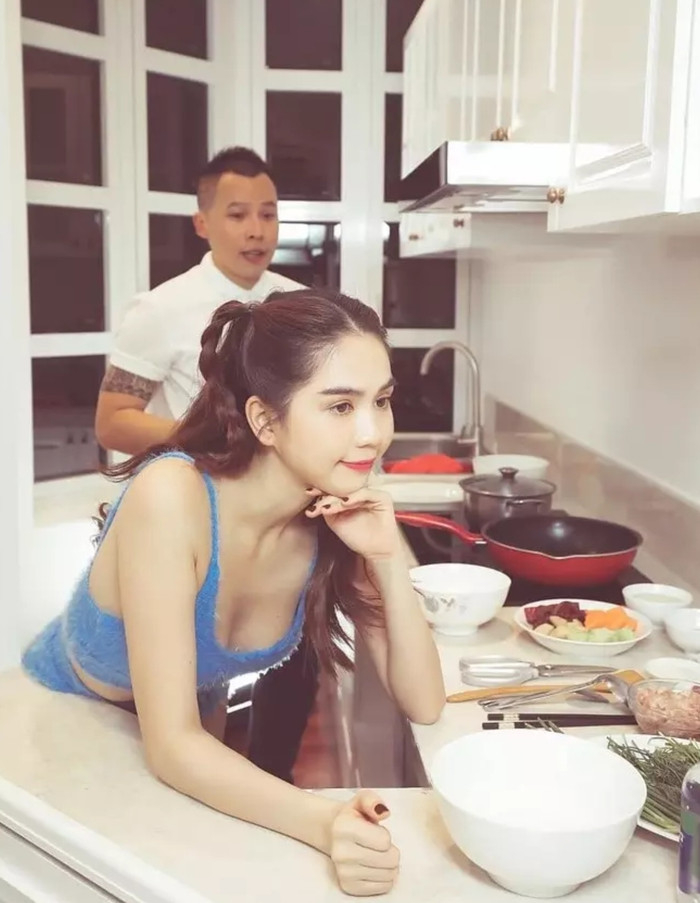 Ngọc Trinh gây ấn tượng với set đồ đơn giản gồm áo 2 dây. Trang phục không chỉ thoải mái mà còn đẹp mắt, tươi tắn.