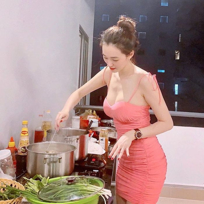 Khánh My điệu đà cùng bộ váy hồng cam ôm sát. Chẳng hiểu người đẹp sẽ nấu ăn thế nào với bộ cánh quyến rũ nhường này.