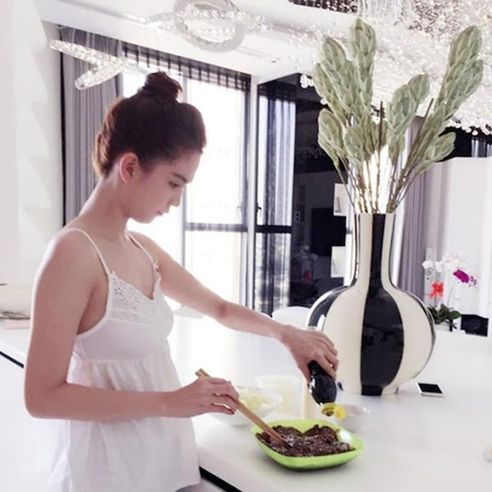 Những kiểu áo 2 dây thế này có rất nhiều trong tủ đồ của chân dài.