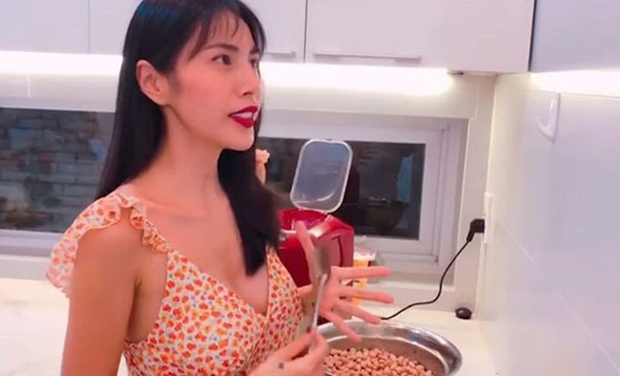 Thủy Tiên mặc bộ cánh thoải mái giống với kiểu đồ các cô vợ trẻ hay mặc khi làm bếp..