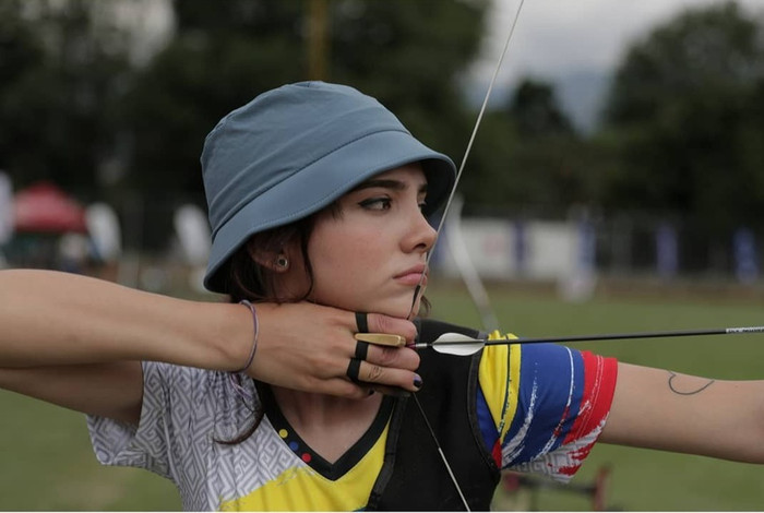 Sinh năm 2000, Valentina Acosta Giraldo là vận động viên bắn cung chuyên nghiệp người Colombia.