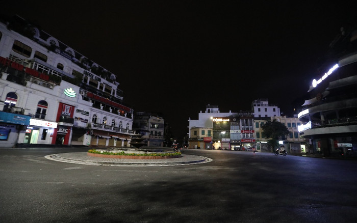 Đường phố Hà Nội vắng lặng trước giờ giãn cách xã hội toàn thành phố theo Chỉ thị 16 Ảnh 2