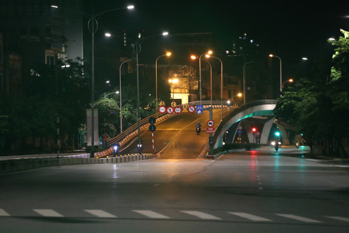 Các hàng quán kinh doanh mặt hàng không thiết yếu đều đã đóng cửa từ sớm.