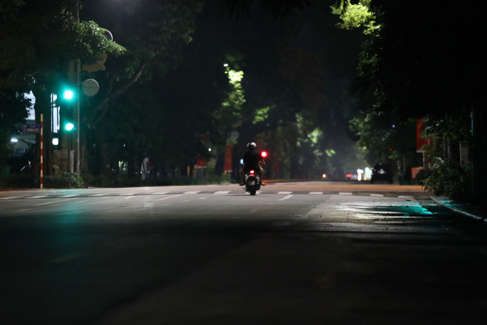 Chỉ còn một vài người qua lại trên đường.