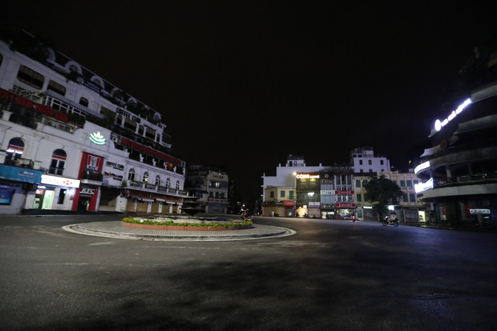 Những địa điểm lớn, thường ngày luôn tấp nập người giờ đây cũng trở nên vắng lặng.
