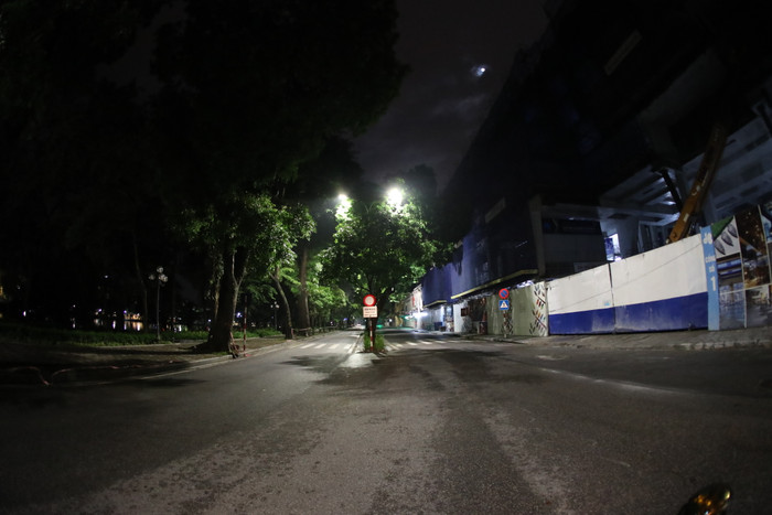 Các tuyến đường quanh Hồ Gươm cũng trở nên vắng vẻ do ảnh hưởng bởi dịch Covid-19.