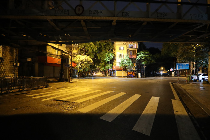 Toàn bộ người dân đều ở nhà khi không thật sự cần thiết phải ra ngoài.