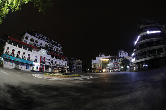 Đường phố Hà Nội vắng vẻ lạ thường trước giờ giãn cách xã hội theo Chỉ thị 16.