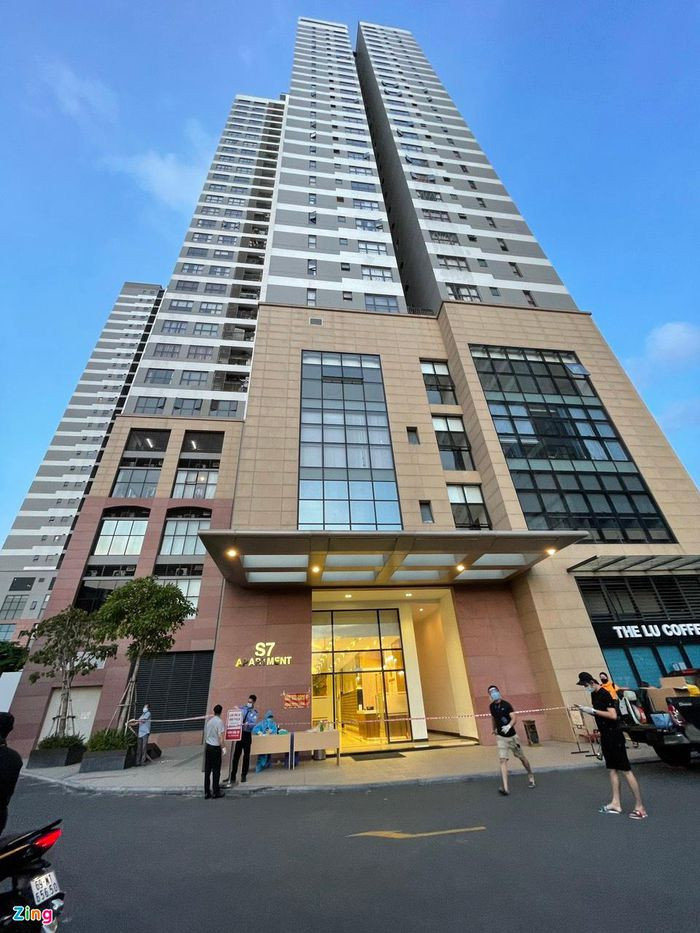 Tháp 7 chung cư The Sun Avenue từng bị phong tỏa tạm thời sau khi ngành chức năng phát hiện ca nhiễm nCoV sống tại tầng 7. Ảnh: Thiên Anh.