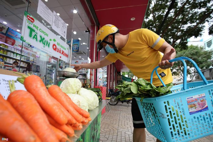 Người dân TP.HCM đi chợ trong thời điểm thực hiện Chỉ thị 16. Ảnh: Phương Lâm.