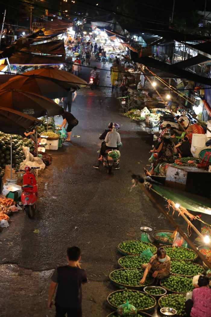 Chợ đầu mối Long Biên tấp nập người mua kẻ bán trước giờ Hà Nội giãn cách xã hội theo Chỉ thị 16 Ảnh 6