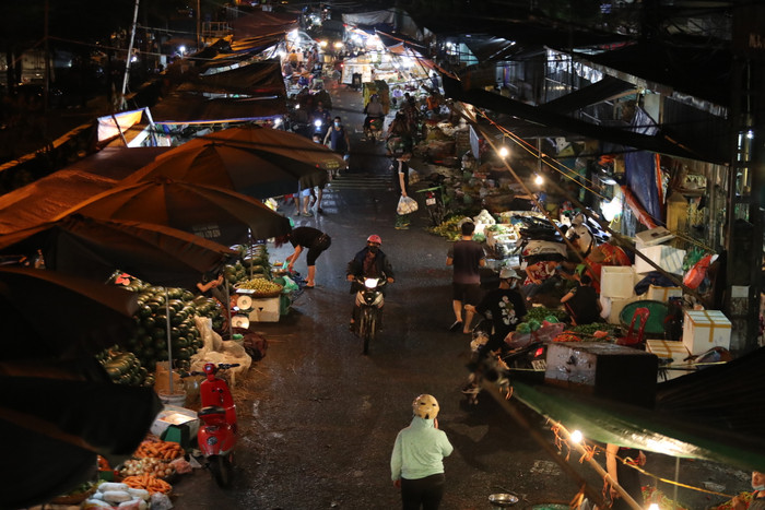 Chợ đầu mối Long Biên tấp nập người mua kẻ bán trước giờ Hà Nội giãn cách xã hội theo Chỉ thị 16 Ảnh 3