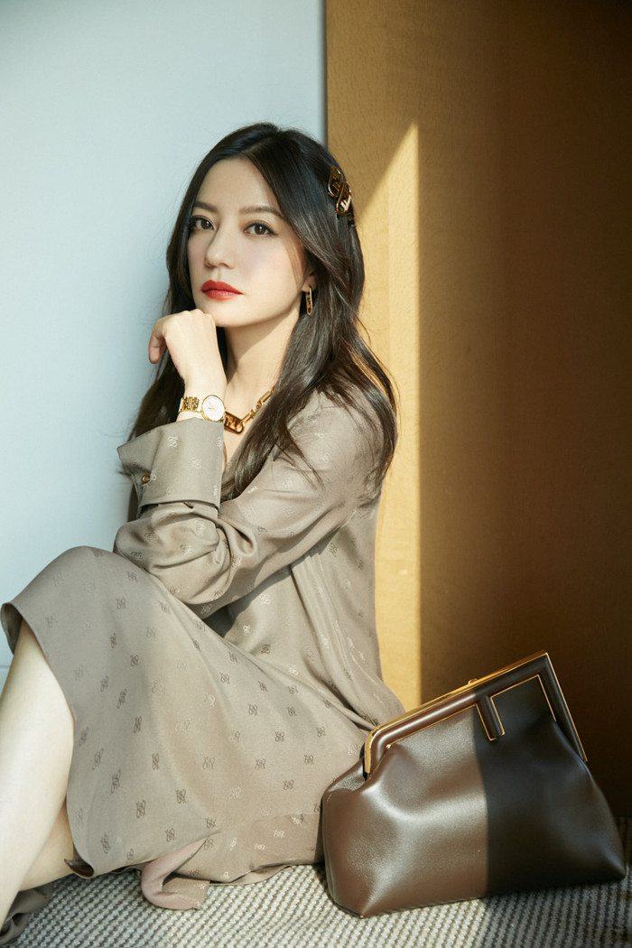 Triệu Vy trong hình ảnh mới nhất trước khi tham dự show Fendi vừa qua với trang phục hết sức giản dị nhấn nhá với các phụ kiện kẹp tóc, bông tai