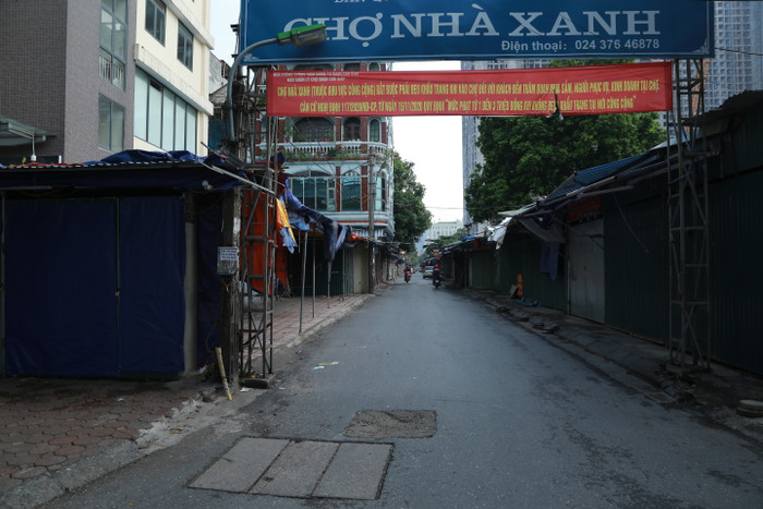 Chợ Nhà Xanh từng là 'thiên đường mua sắm' của sinh viên giờ đây cũng vắng vẻ do dịch Covid-19. Các cửa hàng tại đây đều đã đóng cửa toàn bộ từ trước để phòng dịch.