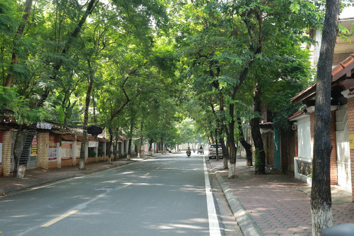 Các con đường đều trở nên vắng vẻ khác xa với sự xô bồ, náo nhiệt của ngày thường.