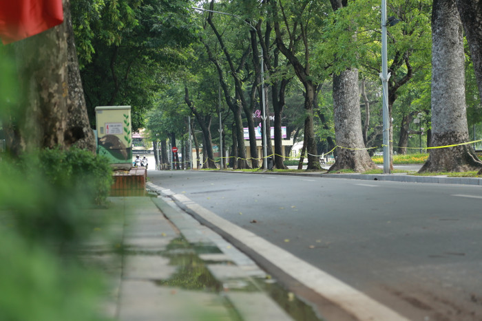 Đường phố Hà Nội vắng vẻ, tĩnh lặng trong ngày đầu giãn cách xã hội theo Chỉ thị 16 Ảnh 4