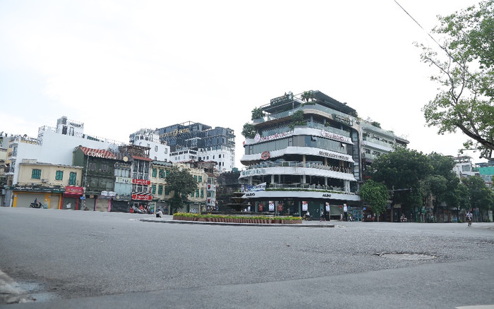 Đường phố Hà Nội vắng vẻ, tĩnh lặng trong ngày đầu giãn cách xã hội theo Chỉ thị 16 Ảnh 2